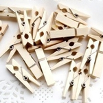 100pcs Clipes de madeira pequenas bonitos para Hemp Rope Adorno Imagem Titular 3.5X0.7cm