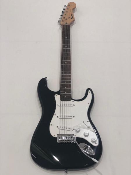 Guitarra Fender 037 1001 - Squier Bullet Strat HT LR - 506 - Black