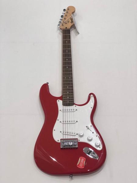 Guitarra Fender 037 1001 - Squier Bullet Strat HT LR - 540 - Fiesta Red