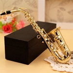 Mini Saxophone Modelo Instrumento Musical Copper Broche Miniature Desk apresentam uma decoração com caixa + suporte