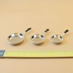 3 Pcs mini Kitchen Panelas de metal Skillet Pan Set for 01:12 casa de boneca cor aleatória