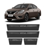 Soleira Nissan Versa 2012 A 2020 Protetor De Portas Preto Premium Grafia Personalizada